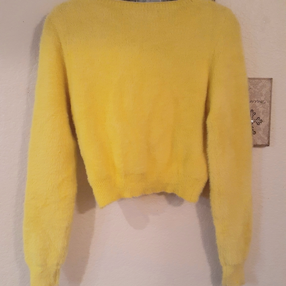 🌻 Twist Front Fuzzy Yellow Cropped Sweater  NEW! - Picture 4 of 5